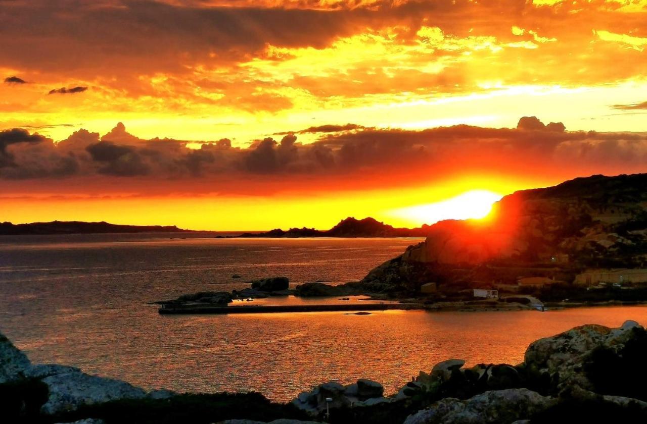 A Punta Tegge Il Mare La Spiaggia Il Tramonto La Maddalena  Exterior foto